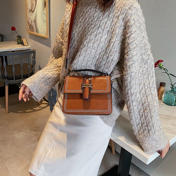 Sieviešu ādas soma ar diviem rokturiem un metāla aizdari