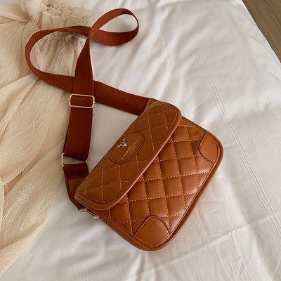 Γυναικεία τσάντα από τεχνητό δέρμα και υφασμάτινη λαβή