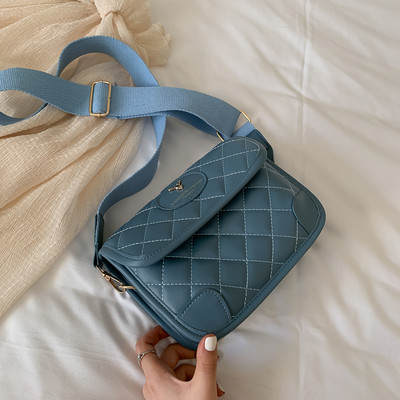 Γυναικεία τσάντα από τεχνητό δέρμα και υφασμάτινη λαβή