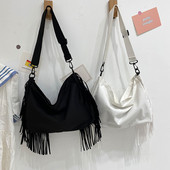 Καθημερινή γυναικεία τσάντα με κρόσσια και ρυθμιζόμενη λαβή