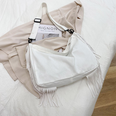 Καθημερινή γυναικεία τσάντα με κρόσσια και ρυθμιζόμενη λαβή