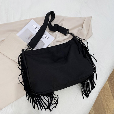 Καθημερινή γυναικεία τσάντα με κρόσσια και ρυθμιζόμενη λαβή