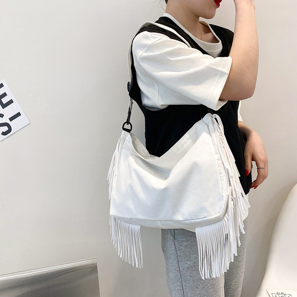 Καθημερινή γυναικεία τσάντα με κρόσσια και ρυθμιζόμενη λαβή