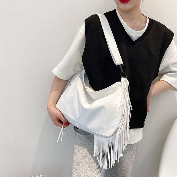 Καθημερινή γυναικεία τσάντα με κρόσσια και ρυθμιζόμενη λαβή