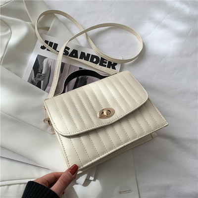 Γυναικεία τσάντα με μεταλλικό κούμπωμα και δύο λαβές