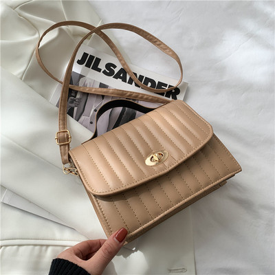 Γυναικεία τσάντα με μεταλλικό κούμπωμα και δύο λαβές