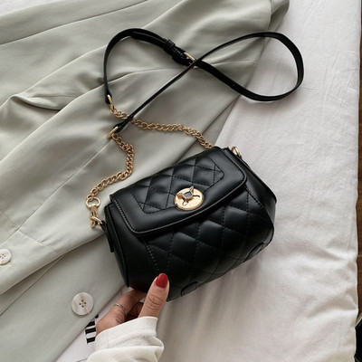 Γυναικεία έκο δερμάτινη τσάντα με μεταλλική στερέωση και ρυθμιζόμενη λαβή