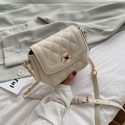 Γυναικεία έκο δερμάτινη τσάντα με μεταλλική στερέωση και ρυθμιζόμενη λαβή