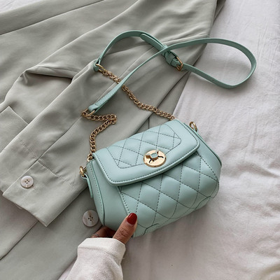 Γυναικεία έκο δερμάτινη τσάντα με μεταλλική στερέωση και ρυθμιζόμενη λαβή