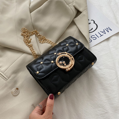 Geanta de dama din piele cu lant si elemente metalice