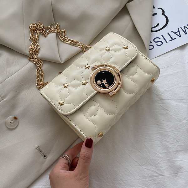 Geanta de dama din piele cu lant si elemente metalice