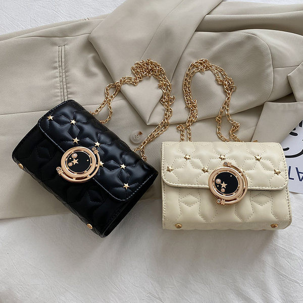 Geanta de dama din piele cu lant si elemente metalice