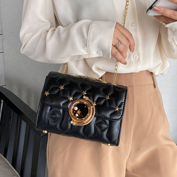 Geanta de dama din piele cu lant si elemente metalice