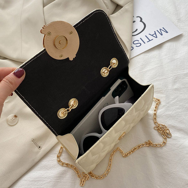 Geanta de dama din piele cu lant si elemente metalice