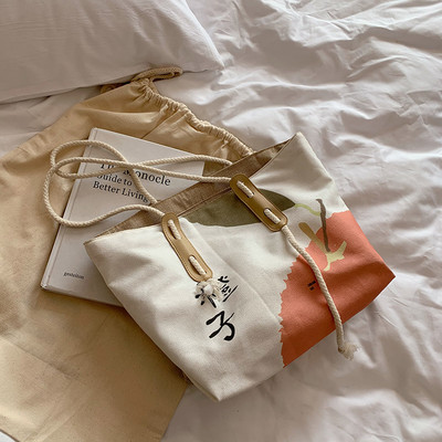 Γυναικεία υφασμάτινη τσάντα με εφαρμογές - με κοντή λαβή