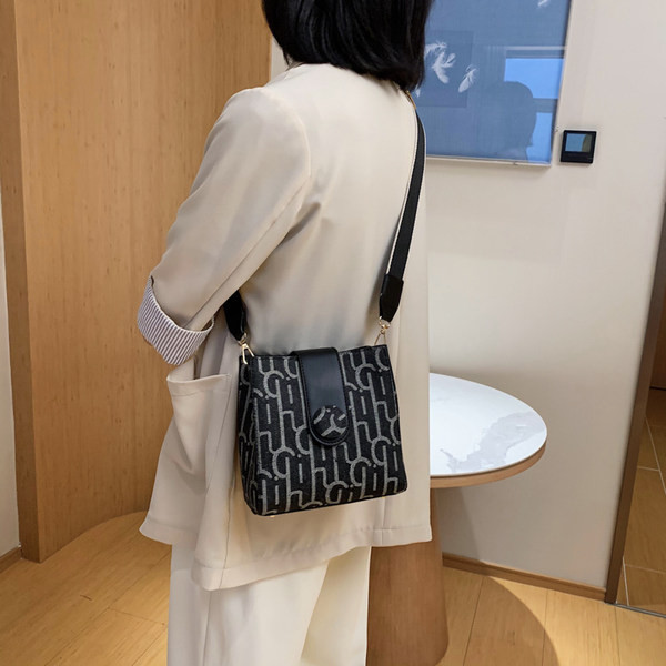 Γυναικεία κορυφαία τσάντα με μακριά λαβή