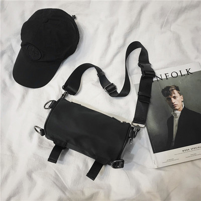 Sieviešu ādas soma ar sprādzēm un rāvējslēdzēju