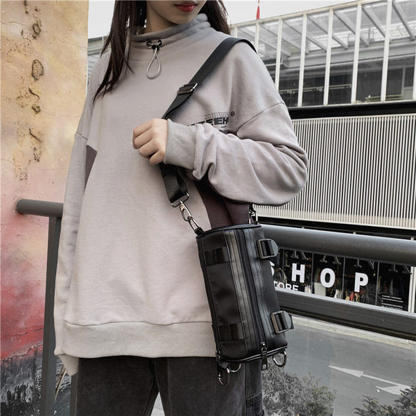 Sieviešu ādas soma ar sprādzēm un rāvējslēdzēju