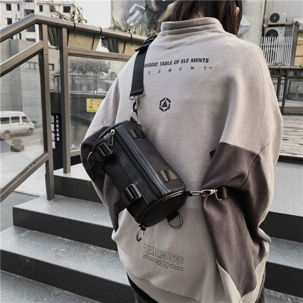 Sieviešu ādas soma ar sprādzēm un rāvējslēdzēju