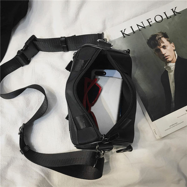 Sieviešu ādas soma ar sprādzēm un rāvējslēdzēju