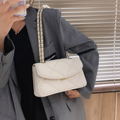 Γυναικεία τσάντα από οικολογικό δέρμα με μακριά λαβή και πέρλες