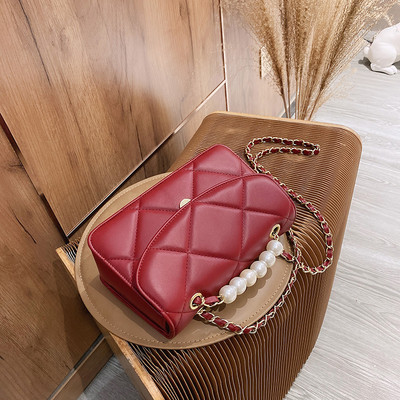 Γυναικεία τσάντα από οικολογικό δέρμα με μακριά λαβή και πέρλες