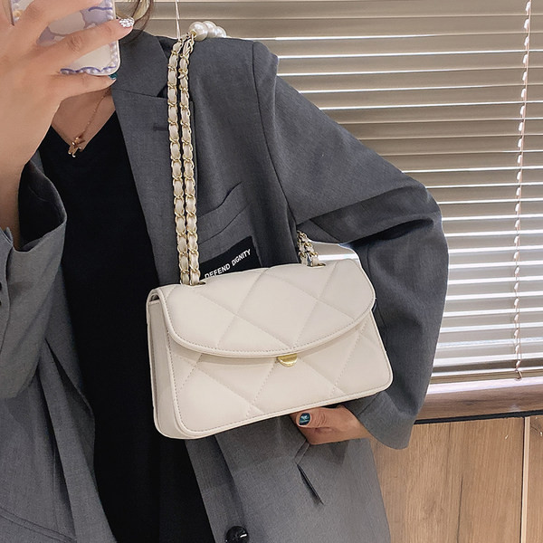 Γυναικεία τσάντα από οικολογικό δέρμα με μακριά λαβή και πέρλες