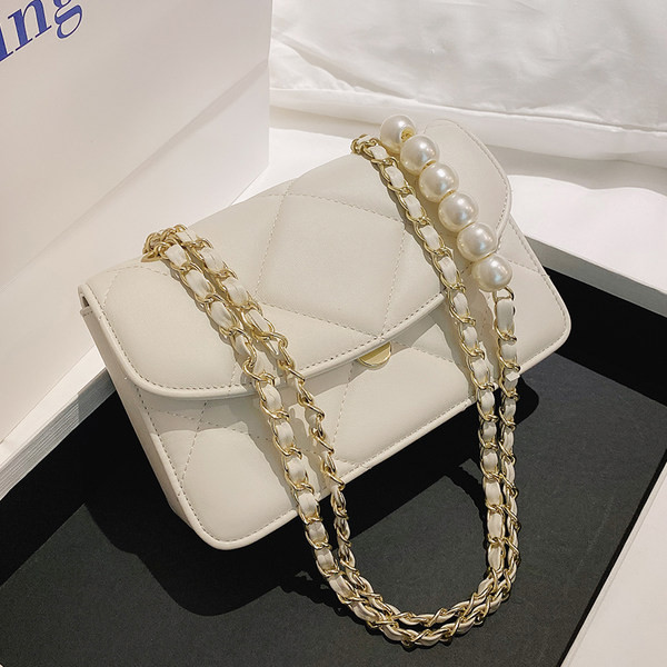 Γυναικεία τσάντα από οικολογικό δέρμα με μακριά λαβή και πέρλες