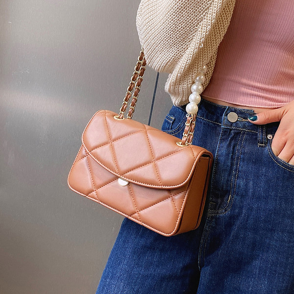 Γυναικεία τσάντα από οικολογικό δέρμα με μακριά λαβή και πέρλες