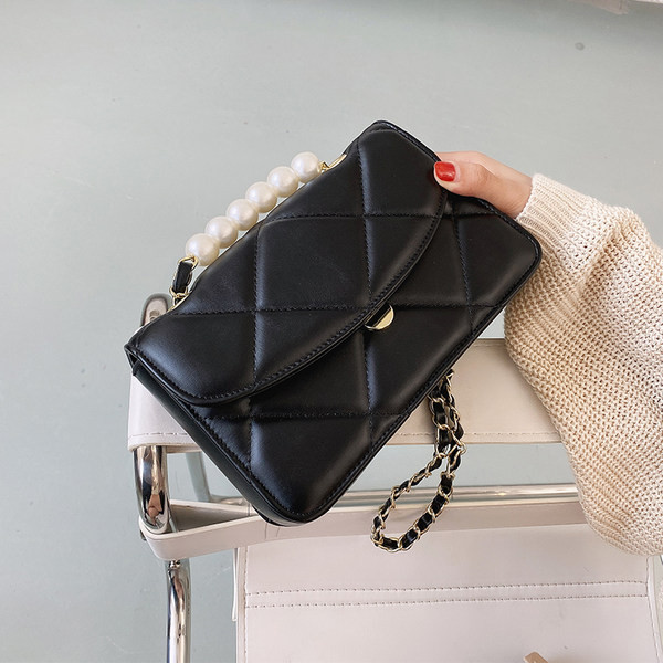 Γυναικεία τσάντα από οικολογικό δέρμα με μακριά λαβή και πέρλες