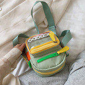 Πολύχρωμη γυναικεία τσάντα με φερμουάρ και ρυθμιζόμενη λαβή