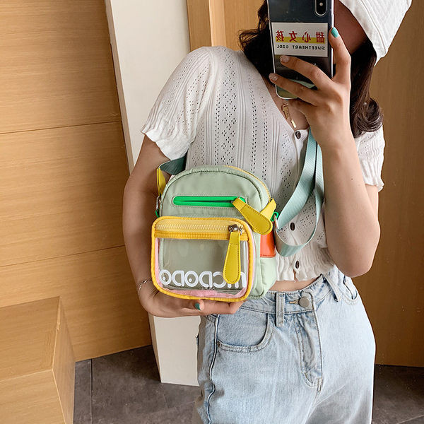 Πολύχρωμη γυναικεία τσάντα με φερμουάρ και ρυθμιζόμενη λαβή