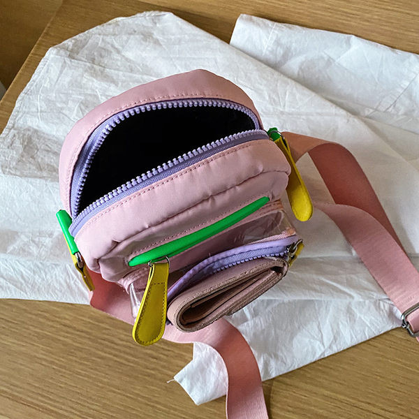 Πολύχρωμη γυναικεία τσάντα με φερμουάρ και ρυθμιζόμενη λαβή