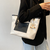 Sieviešu somas tipa soma ar cilpām un uzrakstu