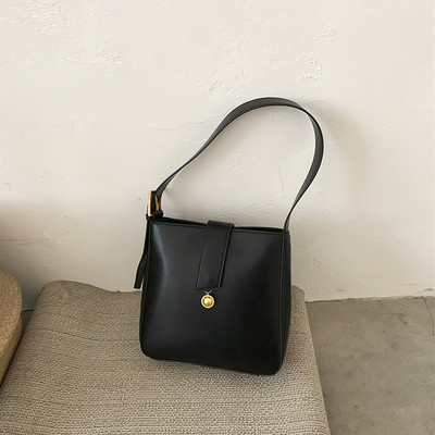 Geanta de mana din piele model nou cu catarama metalica pentru umar