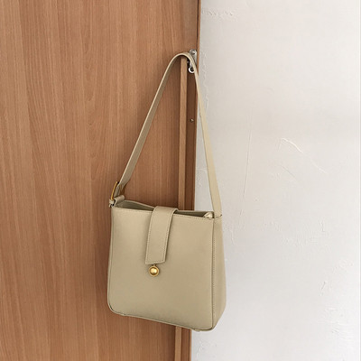 Geanta de mana din piele model nou cu catarama metalica pentru umar