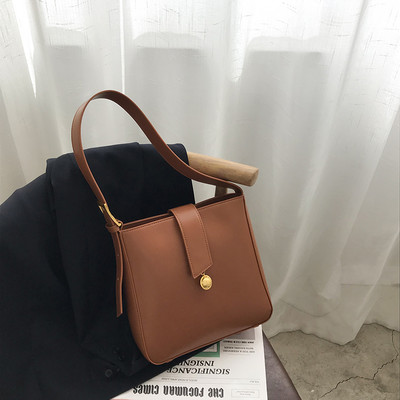 Geanta de mana din piele model nou cu catarama metalica pentru umar