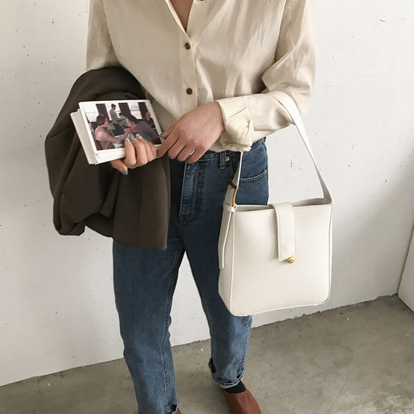 Geanta de mana din piele model nou cu catarama metalica pentru umar