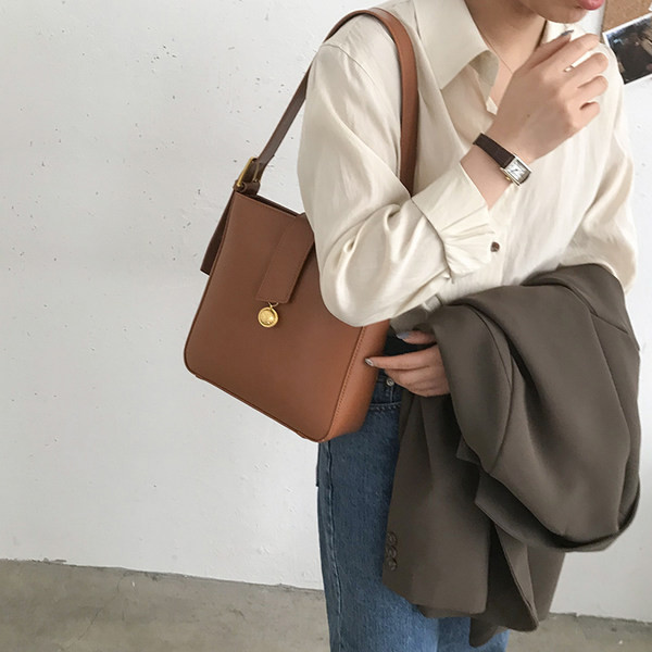 Geanta de mana din piele model nou cu catarama metalica pentru umar