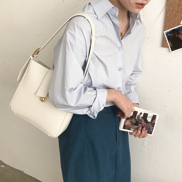 Geanta de mana din piele model nou cu catarama metalica pentru umar