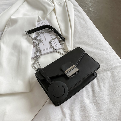 Σύγχρονη γυναικεία τσάντα από οικολογικό δέρμα με ασημένια αγκράφα και λαβή