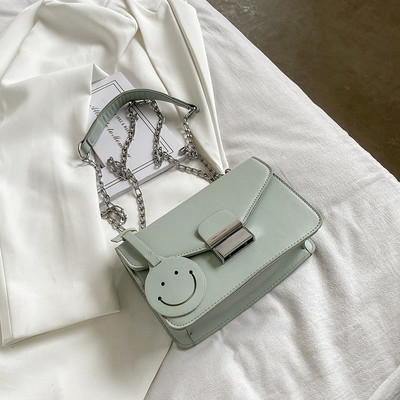 Σύγχρονη γυναικεία τσάντα από οικολογικό δέρμα με ασημένια αγκράφα και λαβή