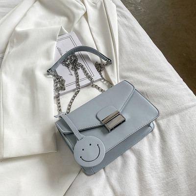 Σύγχρονη γυναικεία τσάντα από οικολογικό δέρμα με ασημένια αγκράφα και λαβή