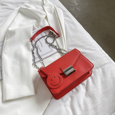 Σύγχρονη γυναικεία τσάντα από οικολογικό δέρμα με ασημένια αγκράφα και λαβή