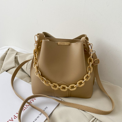 Geanta de dama din piele cu lant in patru culori