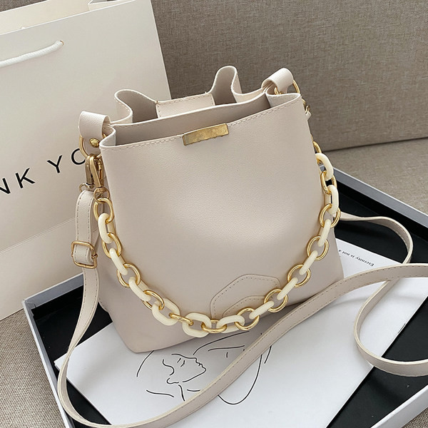 Geanta de dama din piele cu lant in patru culori