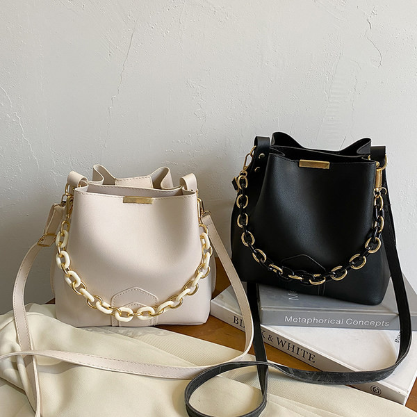 Geanta de dama din piele cu lant in patru culori