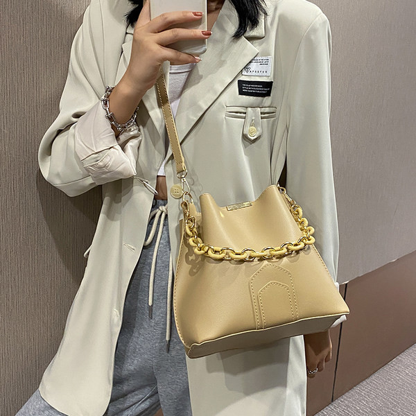 Geanta de dama din piele cu lant in patru culori