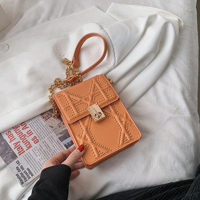 Σύγχρονη ορθογώνια τσάντα με μεταλλικά πούλια