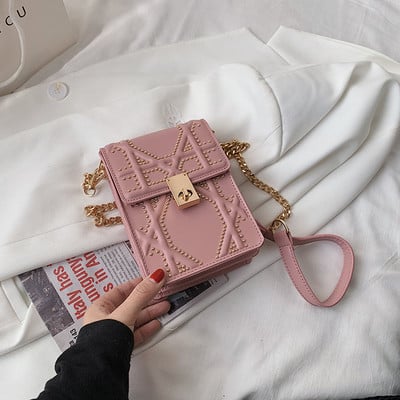 Σύγχρονη ορθογώνια τσάντα με μεταλλικά πούλια